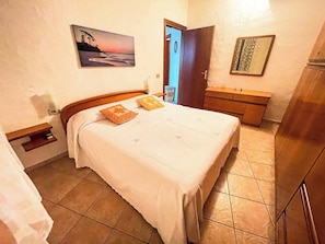 Ampia camera matrimoniale ideale per il riposo, arredata in stile classico con tutti i comfort essenziali. Un ambiente semplice, silenzioso e perfetto per ricaricare le energie.