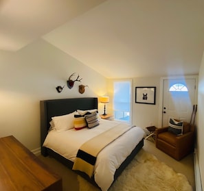 Bedroom 2-1 Queen Bed