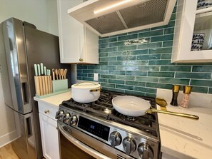 Caraway pans, wooden utensils, gas stove with hood