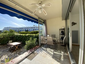 Geräumige geschlossene Loggia mit direktem Zugang zur Terrasse im Erdgeschoss