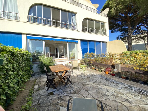 Große Terrasse im Erdgeschoss, verlängert durch eine geschlossene Loggia mit zusätzlichem Wohnraum
