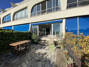 Terrasse en rez-de-jardin avec loggia fermée