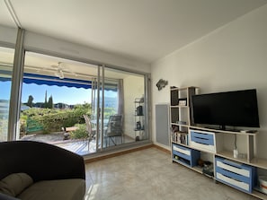 PiÚce à vivre avec loggia fermée et grande terrasse