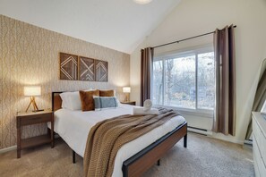 Bedroom 2: Queen bed and ample space
