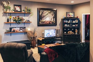 Living Room | Smart TV | Central A/C & Heat | Free WiFi