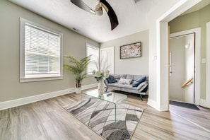 Living Room | Queen Futon | Flat-Screen TV | Central Heating & A/C | Free WiFi