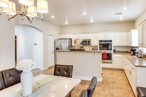 Dining Area | Dishware/Flatware Provided | 1st Floor