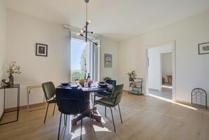 Küche und Essbereich