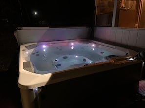 Brand new hottub with multi-jets LEDs & a waterfall!