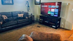 Livingroom with large SMART flatscreen.