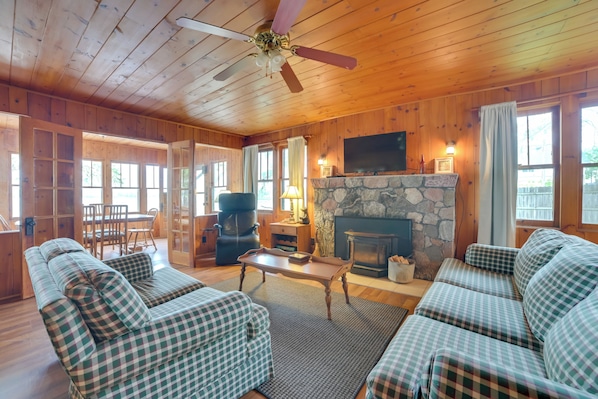Cedarville Vacation Rental | 4BR | 1BA | 1,200 Sq Ft | 4 Steps to Enter