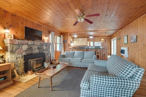 Living Room | Free WiFi | Fireplace