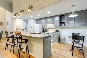 Breakfast Bar | Dining Table | Dishware/Flatware