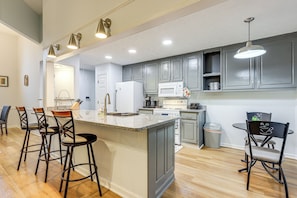 Breakfast Bar | Dining Table | Dishware/Flatware