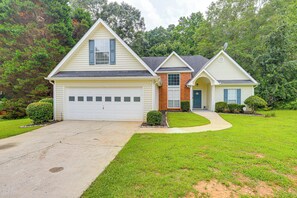 Exterior | Single-Story Home | Parking | Driveway (4 Vehicles)