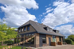 Stugans exteriör [sommar]