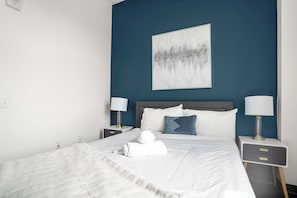 Bedroom - Queen bed