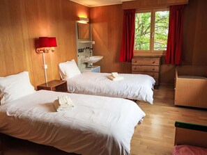 Bed, Bedroom, Wood, Bed Sheet, Furniture, Bedding, Flooring, Interior Design, Floor, Bed Frame