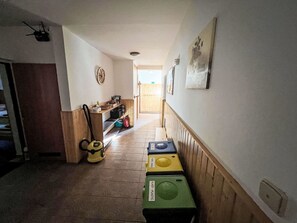Flooring, Wood, Floor, Room, Hardwood, Wood Stain, Wood Flooring, Varnish, Laminate Flooring, Plywood