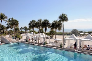 Huge swimming pool, there’s enough room for the whole party!