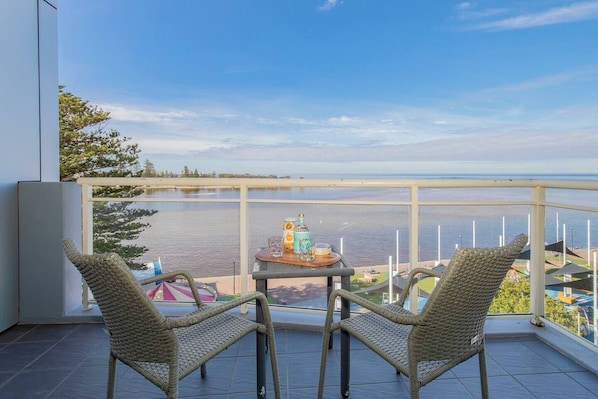Sip your morning coffee or toast the sunset with uninterrupted views over Memorial Park and the lake, just steps from your bed and dining area.