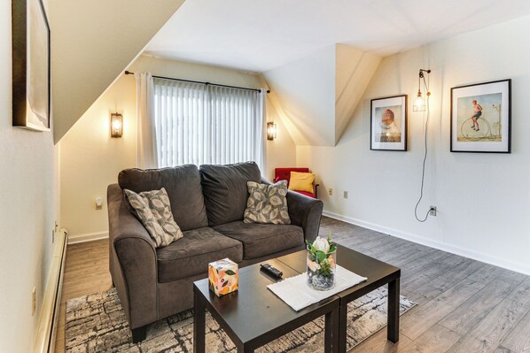 Bedford Vacation Rental | 1BR | 1BA | Stairs Required | 900 Sq Ft