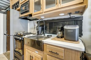 Kitchen | Hot Plate | Oven | Full Refrigerator | Dishwasher