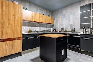 Fully equipped kitchen with a central island, perfect for cooking and gathering