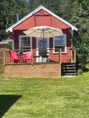 Cabin deck and entrance