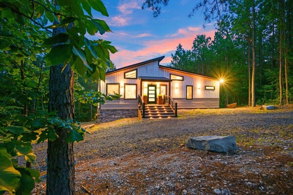 A charming cabin nestled in nature, the perfect base for adventure and rest.