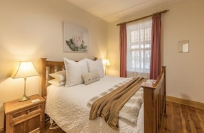 Bedroom 1 - Queen Bed