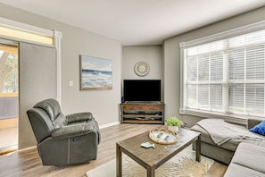 Living Room | Free WiFi | Smart TV | Full Sleeper Sofa