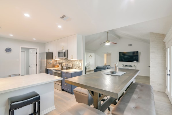 Houston Vacation Rental | 3BR | 2BA | 1,571 Sq Ft | 2 Steps Required