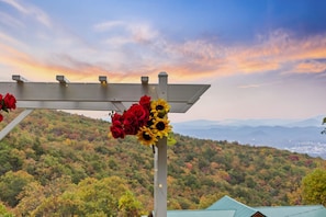 A jaw-dropping panoramic view of the valley awaits—every wedding photo becomes a masterpiece.