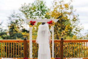 The perfect blend of elegance and nature—mountain luxury weddings start right here.