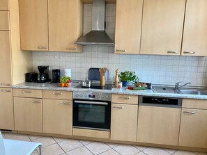 komplett ausgestattete und moderne Einbauküche