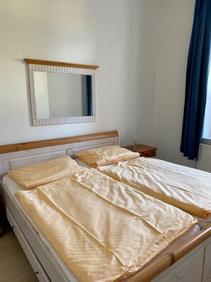 großes Schlafzimmer mit Doppelbett