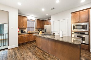Fully equipped kitchen with high quality granite countertops. 
