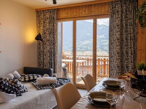 Interior Design, Möbel, Zimmer, Vorhang, Fensterbehandlung, Wohnung, Decke, Fensterabdeckung, Holzbeize, Linens