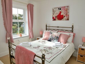 Möbel, Bett, Interior Design, Schlafzimmer, Bedding, Bettdecke, Flooring, Linens, Holz, Fussboden