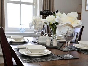 Furniture, Tableware, Table, Serveware, Interior Design, Dishware, Textile, Dining Room, Kitchen & Dining Room Table, Porcelain