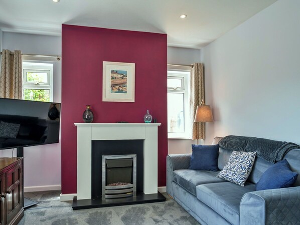 Furniture, Interior Design, Flooring, Wall, Floor, Wood, Room, Living Room, Ceiling, Picture Frame