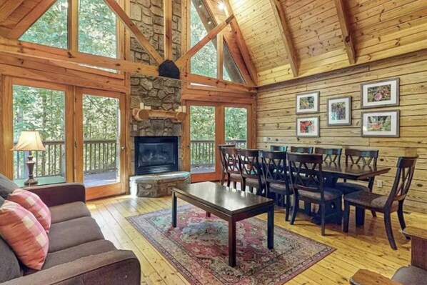 Thatta Way Getaway's cozy main level living area