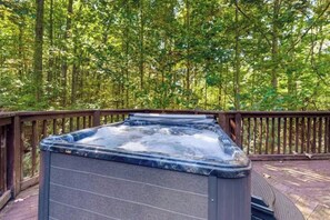 Thatta Way Getaway's bubbling hot tub