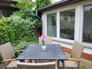 Terrasse hinter dem Ferienhaus