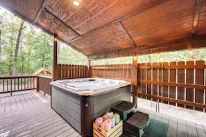 Wraparound Porch | Private Hot Tub | 5 Mi to Beavers Bend State Park