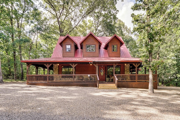 Broken Bow Vacation Rental | 2BR | 2.5BA | 1,709 Sq Ft | 4 Steps Required