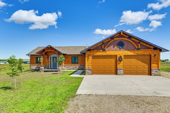 Roberts Vacation Rental | 2BR | 2BA | 1,250 Sq Ft | 2 Steps to Enter