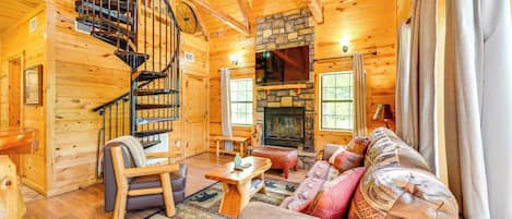 Broken Bow Vacation Rental | 1BR | 2BA | Steps Required | 950 Sq Ft