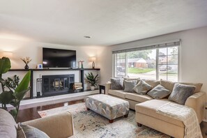 Living Room | Smart TV | Free WiFi | Work Desk